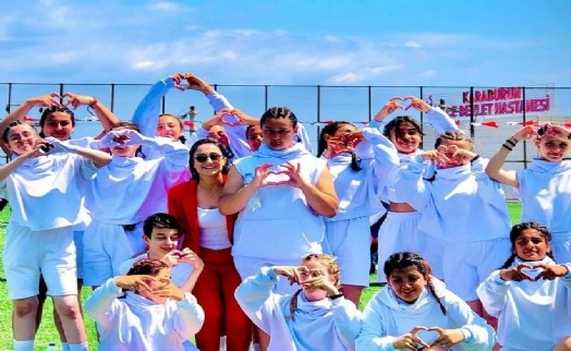 Ayşe öğretmen, atletizmdeki başarısıyla öğrencilerine rol model oluyor