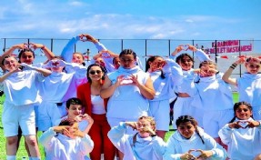 Ayşe öğretmen, atletizmdeki başarısıyla öğrencilerine rol model oluyor