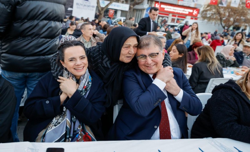 Başkan Tugay Bergama'da kurulan iftar sofrasına konuk oldu