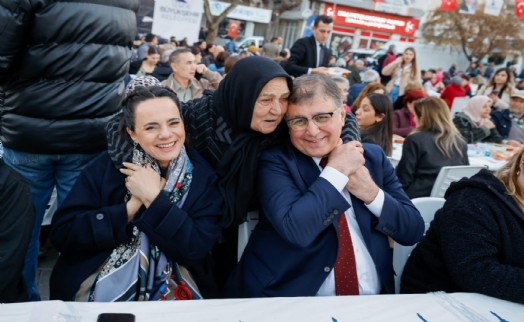 Başkan Tugay Bergama'da kurulan iftar sofrasına konuk oldu
