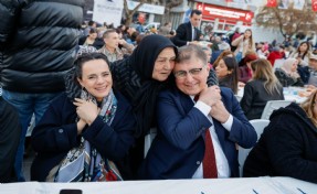 Başkan Tugay Bergama'da kurulan iftar sofrasına konuk oldu