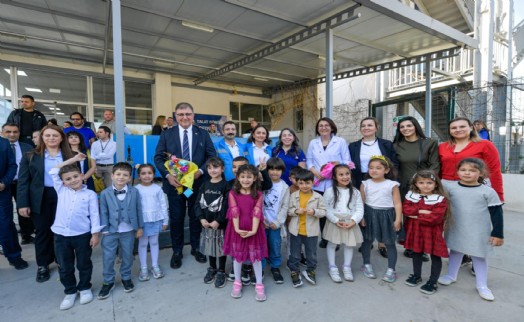 Başkan Tugay, Eşrefpaşa Hastanesi çalışanlarıyla bir araya geldi: Sağlıkçılardan duygulandıran hediye
