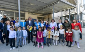 Başkan Tugay, Eşrefpaşa Hastanesi çalışanlarıyla bir araya geldi: Sağlıkçılardan duygulandıran hediye