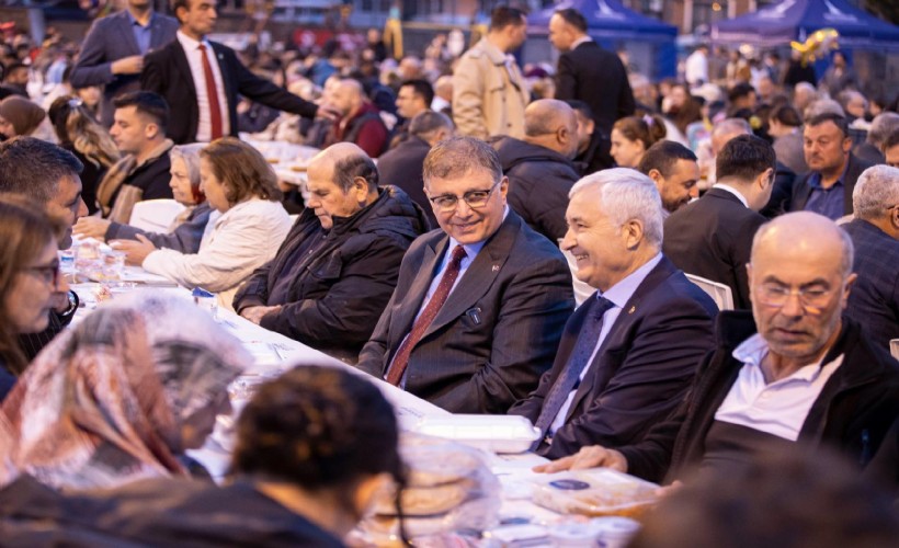 Başkan Tugay Kemalpaşa'da yurttaşlarla iftar yaptı; Bütün gücümüzü sizden alıyoruz
