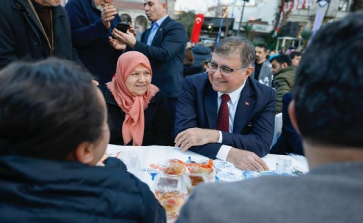 Başkan Tugay'dan iftar sofrasında dayanışma mesajı: Birlik olduktan sonra her şeyin üstesinden geliriz
