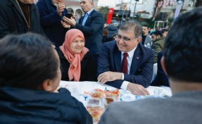 Başkan Tugay'dan iftar sofrasında dayanışma mesajı: Birlik olduktan sonra her şeyin üstesinden geliriz