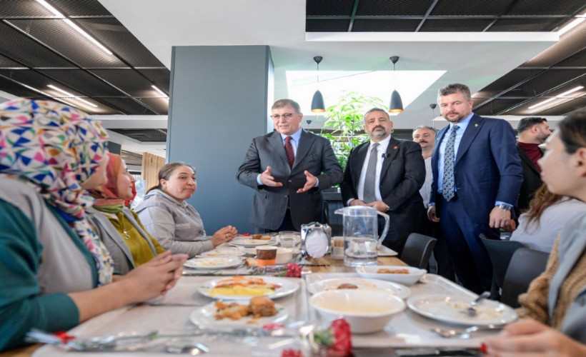 Başkan Tugay emekçi kadınlarla buluştu
