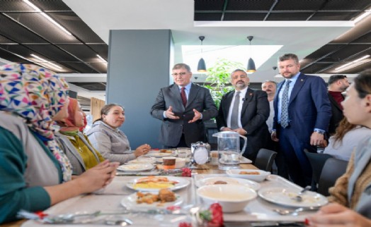Başkan Tugay emekçi kadınlarla buluştu