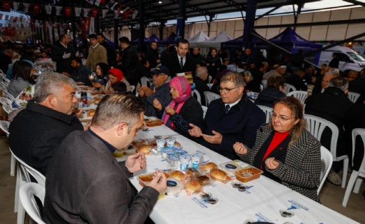Başkan Tugay ramazan bereketini Kiraz’daki yurttaşlarla paylaştı