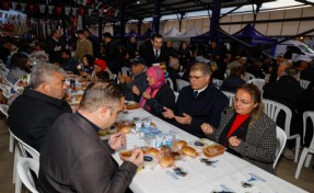 Başkan Tugay ramazan bereketini Kiraz’daki yurttaşlarla paylaştı