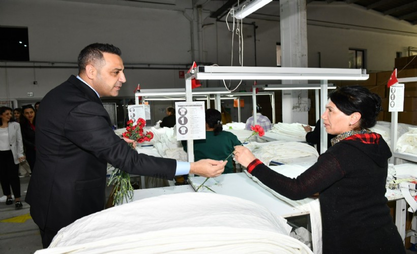 Başkan Yıldız emekçi kadınlara karanfil dağıttı