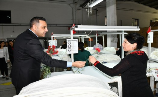 Başkan Yıldız emekçi kadınlara karanfil dağıttı