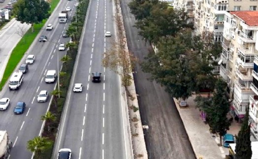 Bayraklı'da yol yenileme ve üst geçit çalışmaları sürüyor