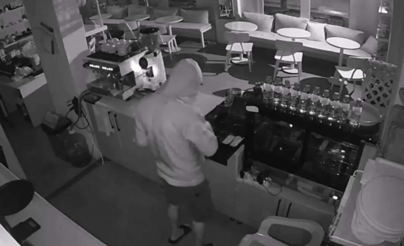 Bornova'da 3 ayrı iş yerini soyan hırsız yakalandı: O anlar güvenlik kameralarına yansıdı