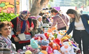 Bornova'da 8 Mart coşkusu: Hediyelik Eşya Günleri Büyükpark’ta başladı