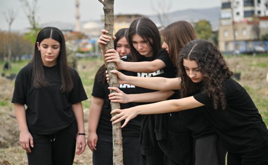 Bornova’da gençlerle daha yeşil bir gelecek: Öğrenciler fidan dikti, doğaya can oldu