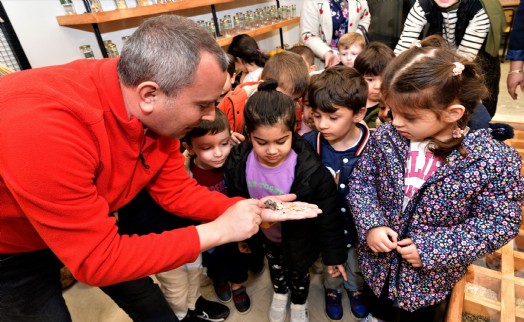 Bornova’da minik eller toprakla buluştu