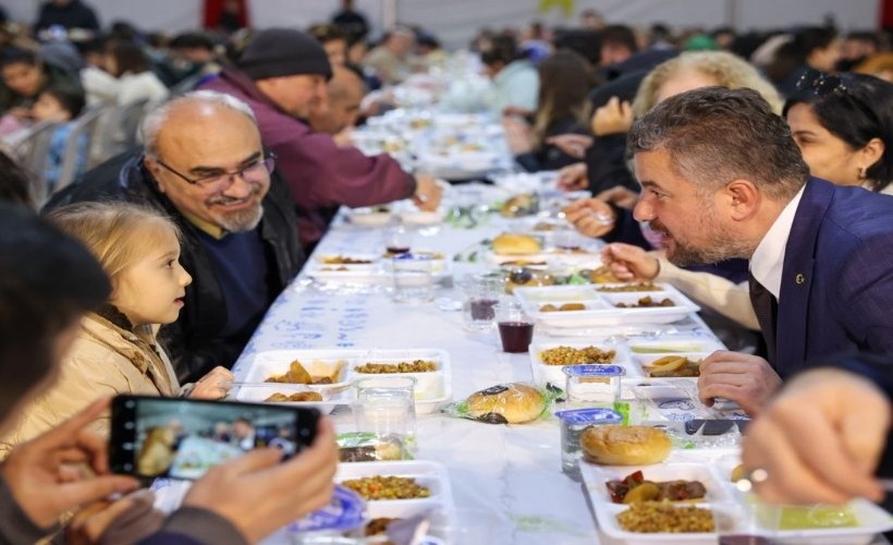 Buca Belediyesi’nin iftar çadırına yoğun ilgi