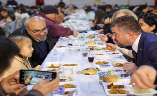 Buca Belediyesi’nin iftar çadırına yoğun ilgi