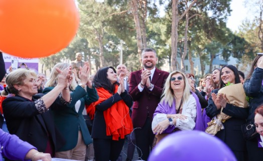 Buca’da kadın gücü vurgusu: Balonlar gökyüzüne kadın emeği için yükseldi