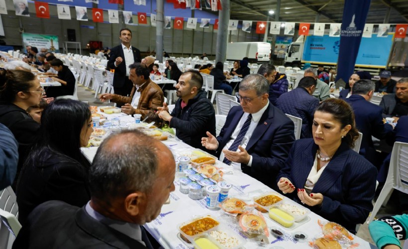 Büyükşehir'in iftar sofrası bu kez Karabağlar'da kuruldu