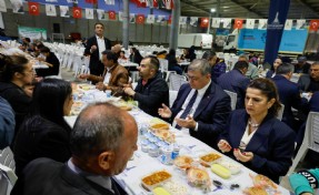 Büyükşehir'in iftar sofrası bu kez Karabağlar'da kuruldu