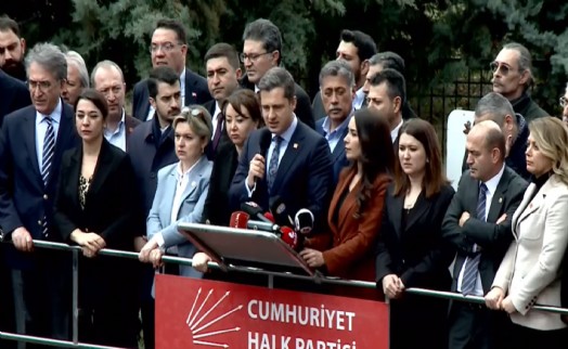 CHP'liler parti genel merkezi önünde toplandı