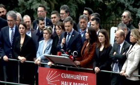CHP'liler parti genel merkezi önünde toplandı