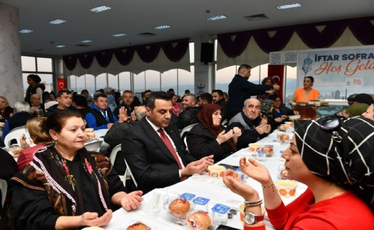Çiğli Belediyesi'nden dayanışma sofrası: Başkan Yıldız vatandaşlarla iftarda buluştu