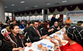 Çiğli Belediyesi'nden dayanışma sofrası: Başkan Yıldız vatandaşlarla iftarda buluştu