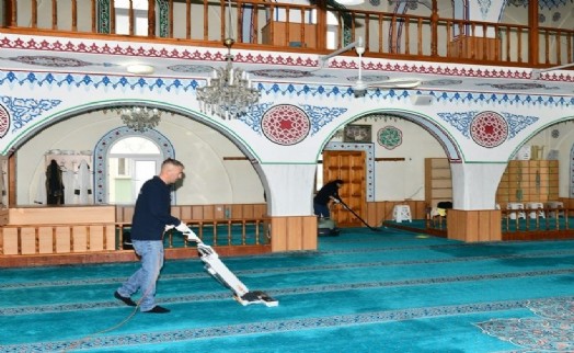 Çiğli Belediyesi’nden Ramazan Bayramı öncesi camilere temizlik