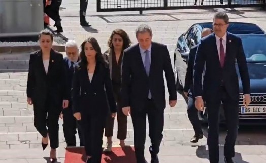 DEM Parti'den CHP'ye ziyaret: Özel, 'Şu anda çok hassas bir süreç...'