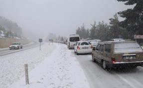 Denizli-Antalya kara yolunda trafik, kar yağışı nedeniyle durma noktasına geldi