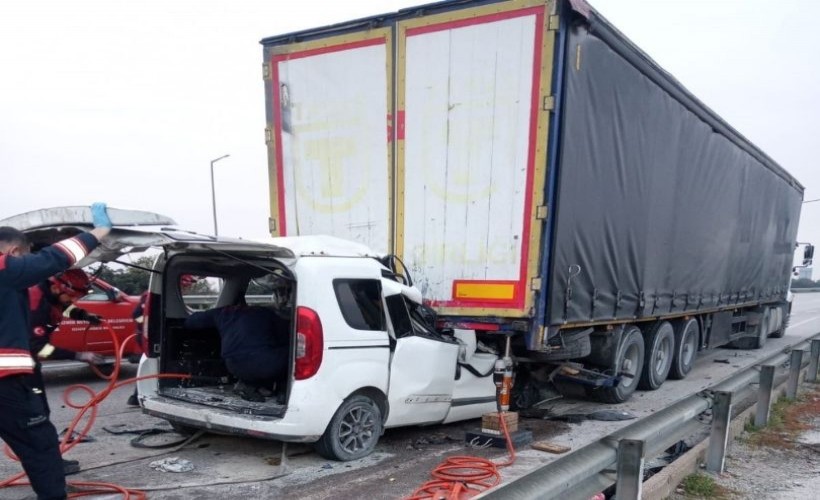 Emniyet şeridindeki TIR'a çarpan hafif ticari aracın sürücüsü öldü