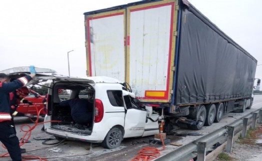Emniyet şeridindeki TIR'a çarpan hafif ticari aracın sürücüsü öldü