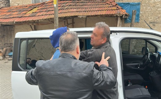 Eşi ve onunla gönül ilişkisi olduğunu öne sürdüğü kişiyi tüfekle öldürdü