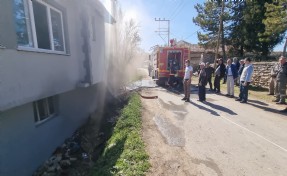 Evde çıkan yangını itfaiye ekipleri söndürdü