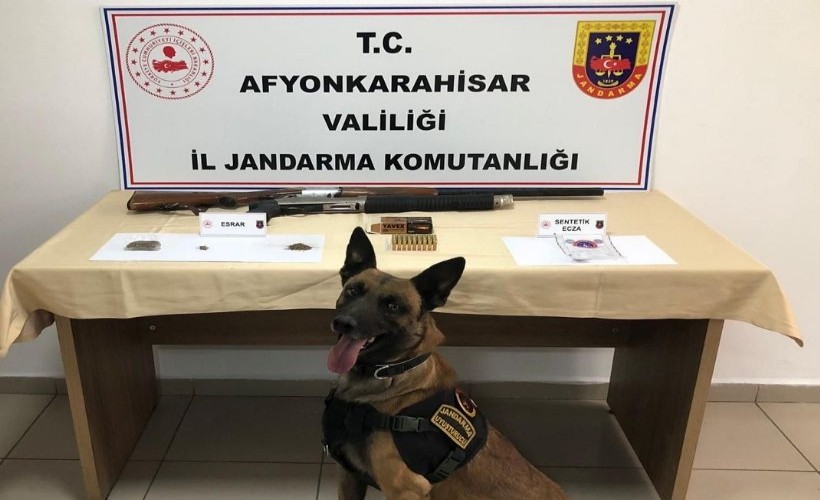 Evinde ve iş yerinde uyuşturucuyla yakalandı
