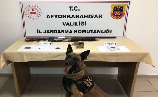 Evinde ve iş yerinde uyuşturucuyla yakalandı