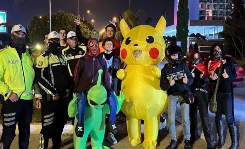 Eylemci Pikachu polisle beraber poz verdi