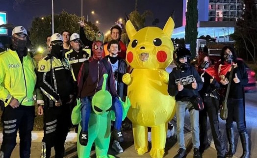 Eylemci Pikachu polisle beraber poz verdi
