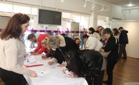 Foça'da büyük katılım... Dayanışma sandıklarında izdiham var