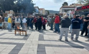 Foça'da esnaf protestosu; masa ve sandalyeleri ateşe verdiler