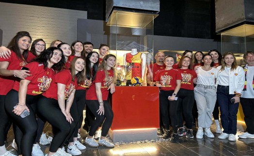 Göztepe'nin kupası müzedeki yerini aldı