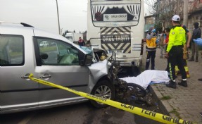 Hafif ticari araç ile motosiklet çarpıştı: 1 ölü, 1 yaralı
