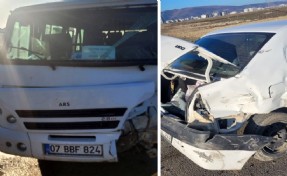 İşçileri taşıyan minibüs ile otomobil çarpıştı; 16 yaralı
