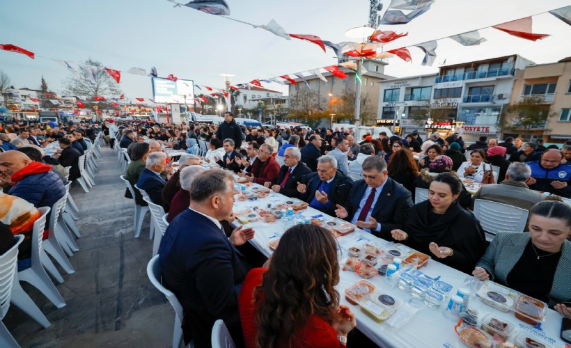 İzmir Büyükşehir Belediyesi'nin iftar sofrası Urla'da kuruldu