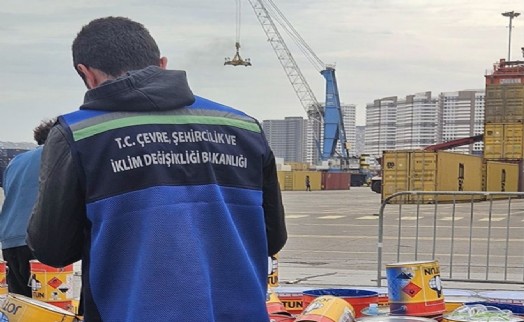 İzmir Körfezi'ne boya atığı deşarjı yapıldı, bakanlık harekete geçti