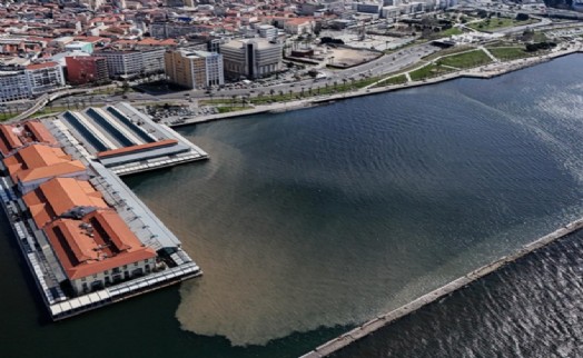 İzmir Körfezi'nin rengi değişti! Atık su deşarjı kötü kokuya sebep oldu