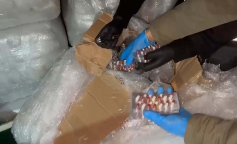 İzmir'de 275 bin 800 sentetik ecza hap ele geçirildi
